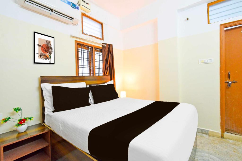 a bedroom with a large bed in a room at Super Collection O Suncity in Hyderabad