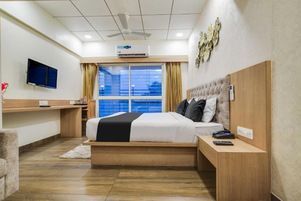 TV a/nebo společenská místnost v ubytování Super Townhouse Indore Junction