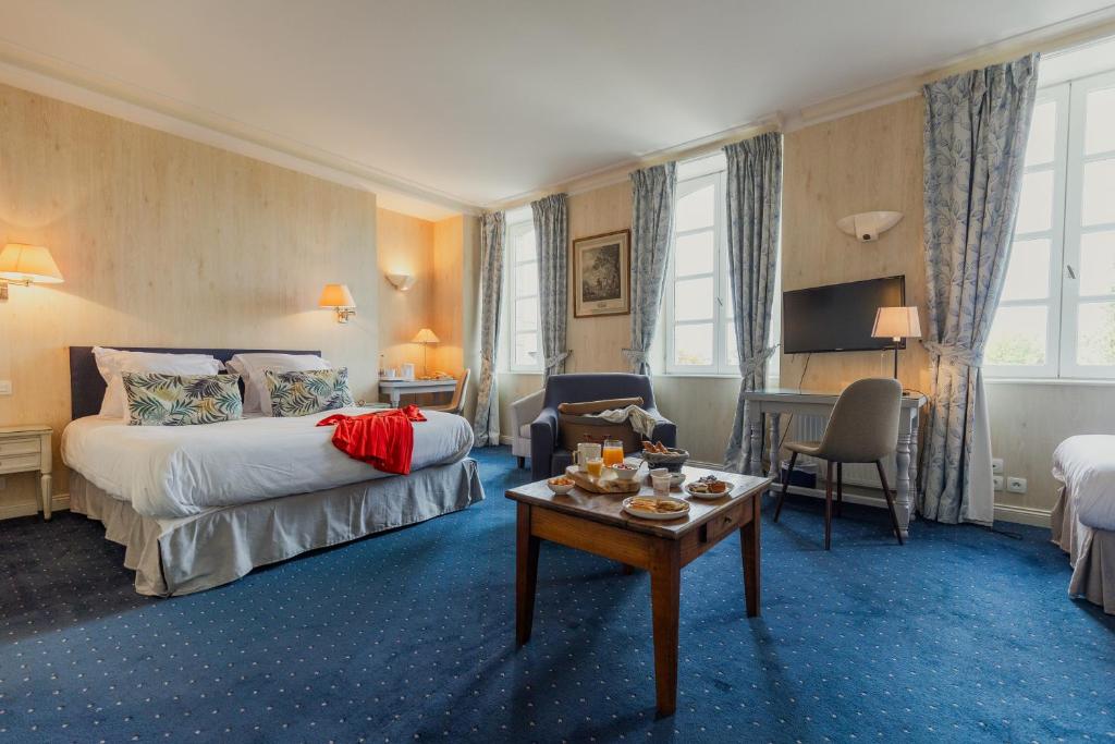 Postel nebo postele na pokoji v ubytování Hôtel Le D'Avaugour