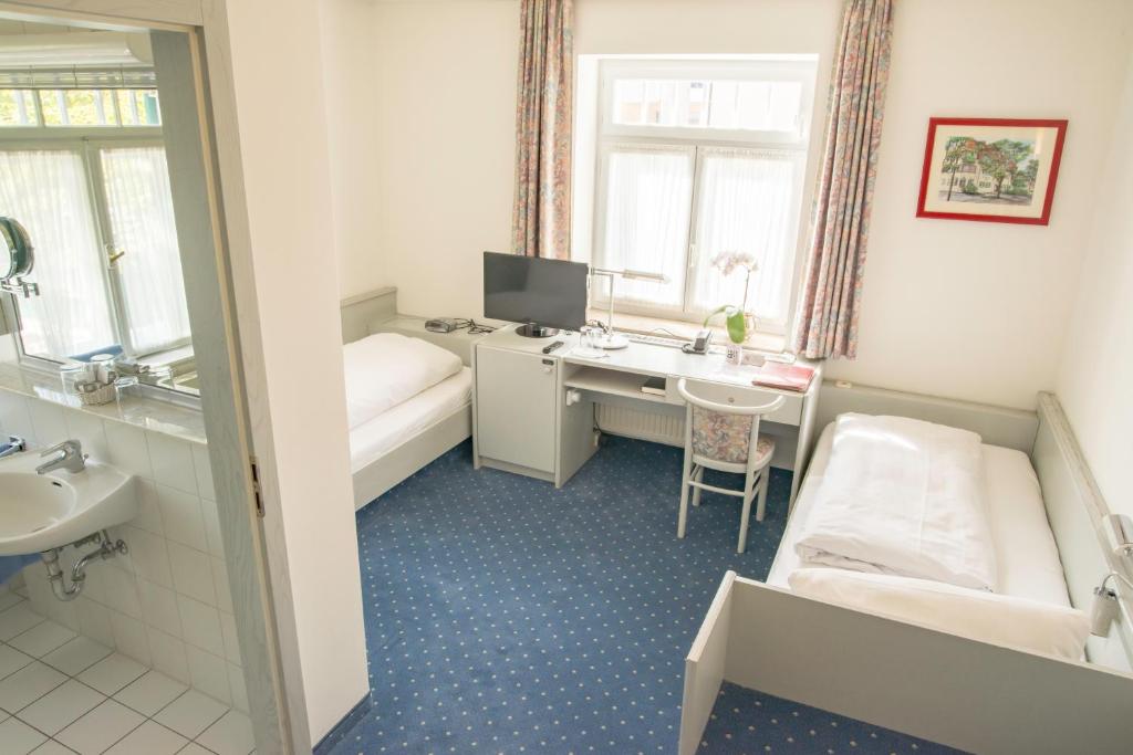 Postel nebo postele na pokoji v ubytování Hotel Gautinger Hof - Ruhig im 5-Seen-Land nahe S-Bahn und München