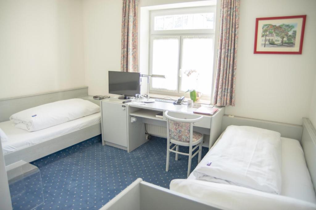 Postel nebo postele na pokoji v ubytování Hotel Gautinger Hof - Ruhig im 5-Seen-Land nahe S-Bahn und München