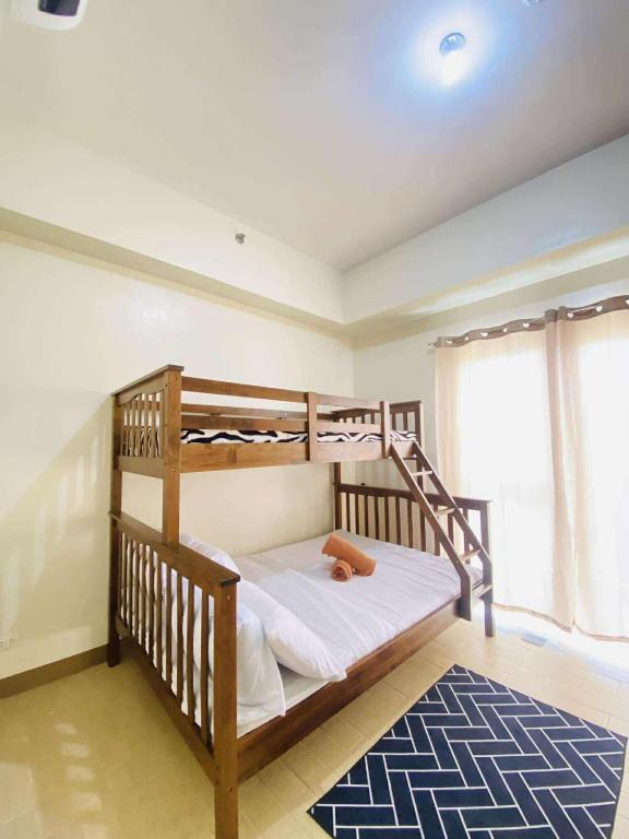 Un pat sau paturi într-o cameră la Stylish Yet Budget-Friendly Iloilo Condo Stay with Pool