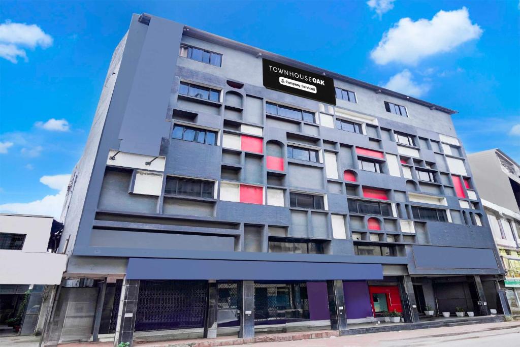a building with a sign on the side of it at Townhouse Oak Nagpur Railway Junction Empress Mall in Nagpur