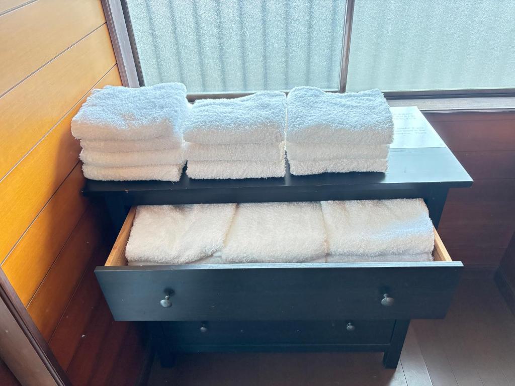 Postel nebo postele na pokoji v ubytování 一棟貸しの宿 貸別荘 水戸ハウス Vacation Rental Mito House! Location is 1-2-55 Kanemachi Ibaraki Prefecture 玄関横のキーボックスの暗証番号はご予約後に宿からのメッセージ欄にてご確認下さい 場所は茨城県水戸市金町1-2-55です
