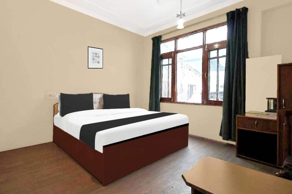 Giường trong phòng chung tại Collection O Rajbagh