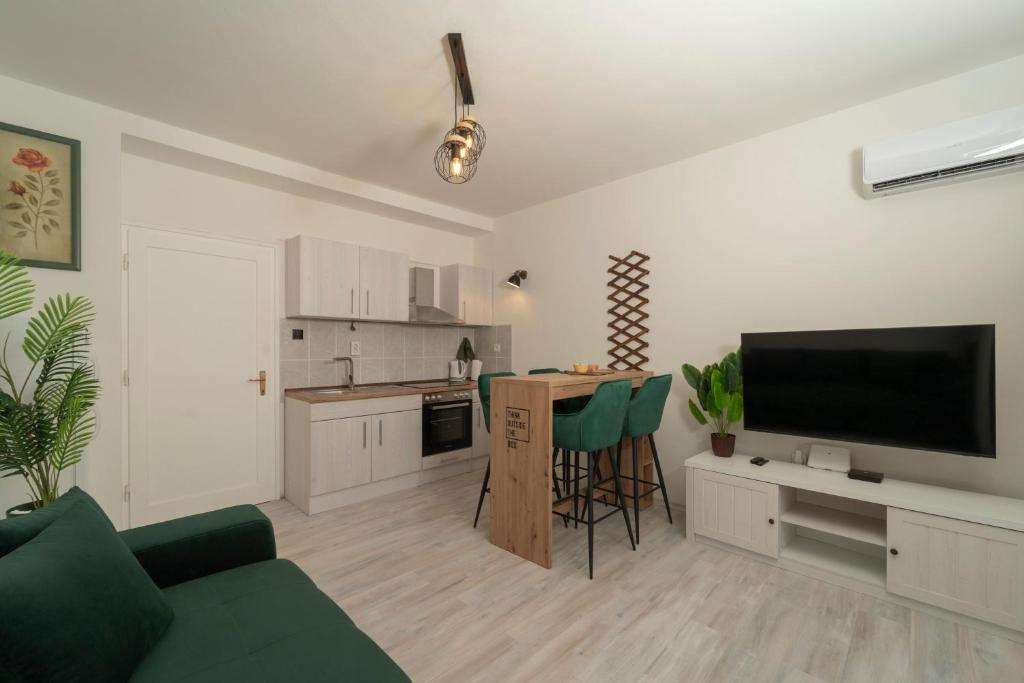 a living room with a couch and a kitchen at Piazza dei Signori in Zadar