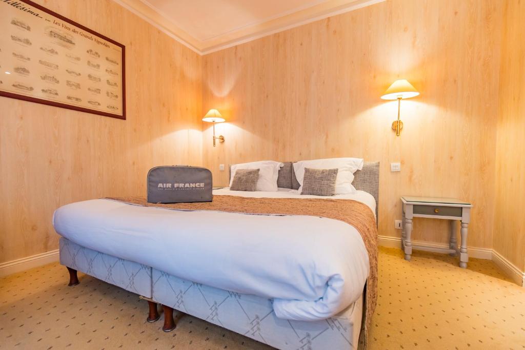 Postel nebo postele na pokoji v ubytování Hôtel Le D'Avaugour