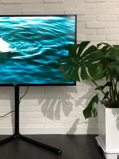 TV a/nebo společenská místnost v ubytování 플로우연남