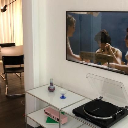 TV a/nebo společenská místnost v ubytování 플로우연남