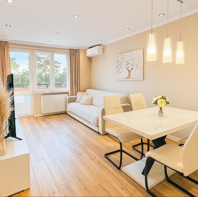a living room with a table and a couch at Apartament Zdrojowy Wieniec Zdrój in Włocławek