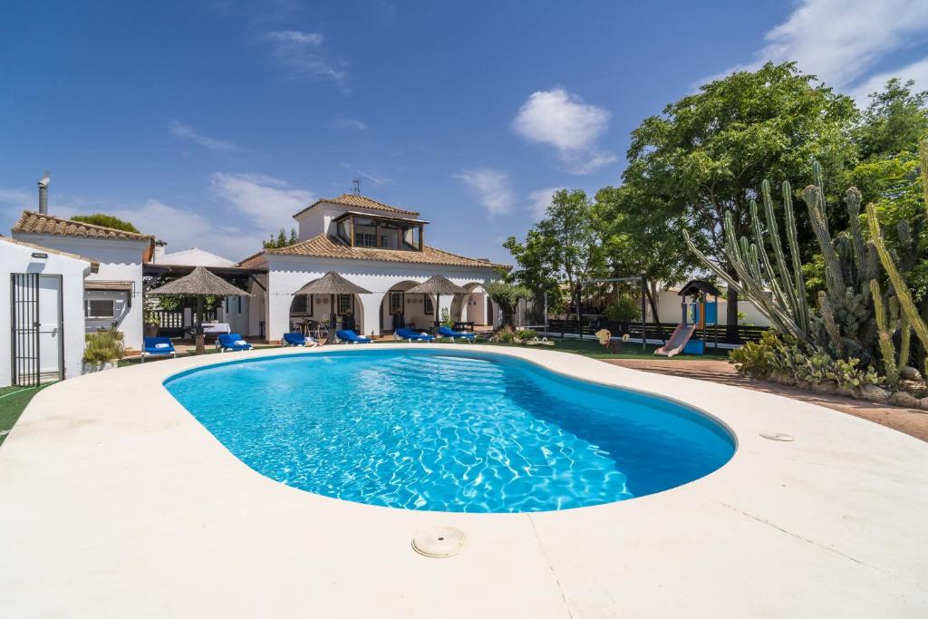 ein Swimmingpool im Hinterhof eines Hauses in der Unterkunft Casa Rural La Perla in Paradas