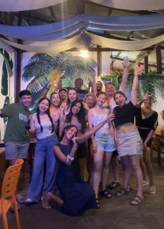 Eine Gruppe von Leuten, die sich für ein Foto auf einer Party posieren in der Unterkunft Chill Out Hostel in Boracay