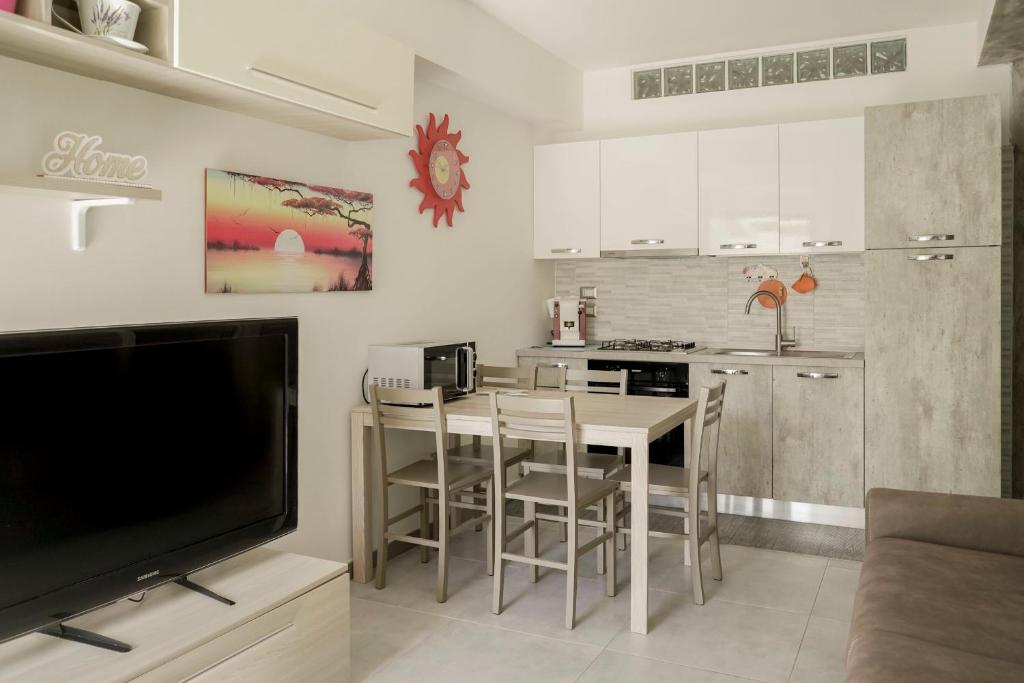 Η κουζίνα ή μικρή κουζίνα στο Appartamento 4 posti letto, vicino al centro e al mare, con terrazza, aria condizionata, parcheggio privato e wifi