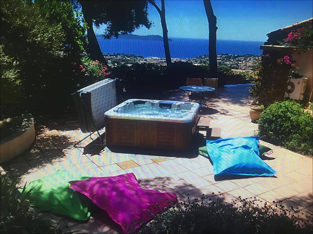 un bain à remous installé au-dessus d'une terrasse dans l'établissement Villa, 3 chambres ,vue mer, jacuzzi, à Carqueiranne