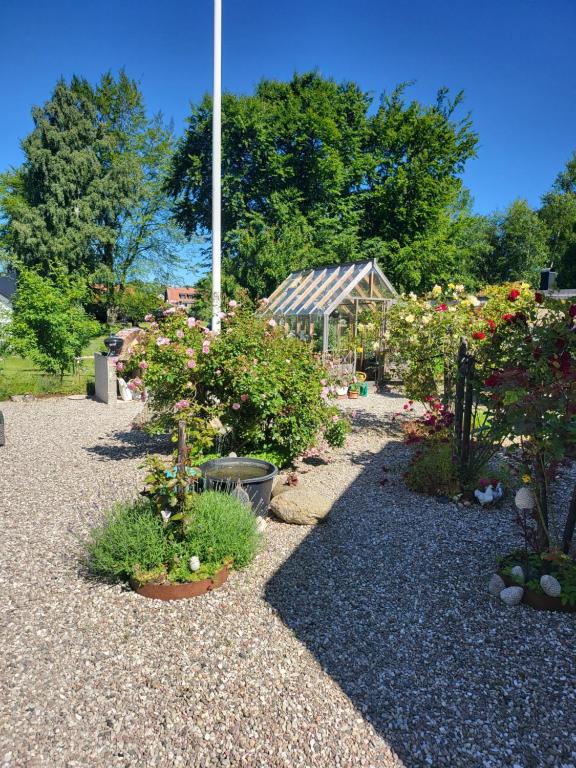 Zahrada ubytování Strandhuset i Abbekås
