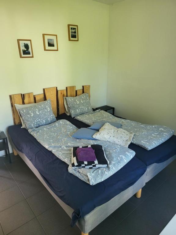 Postel nebo postele na pokoji v ubytování Strandhuset i Abbekås