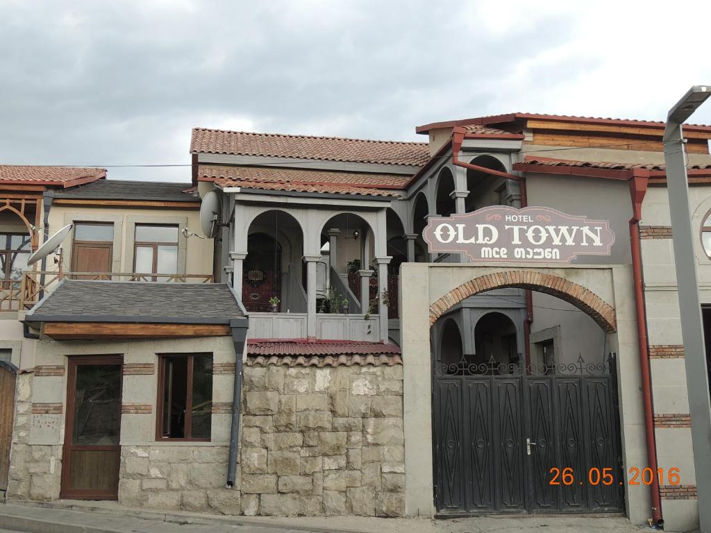 un antiguo edificio con un cartel delante en Old Town Akhaltsikhe en Akhaltsikhe