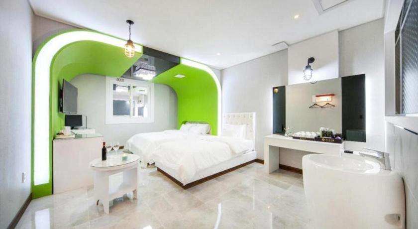 Postel nebo postele na pokoji v ubytování SH Hotel