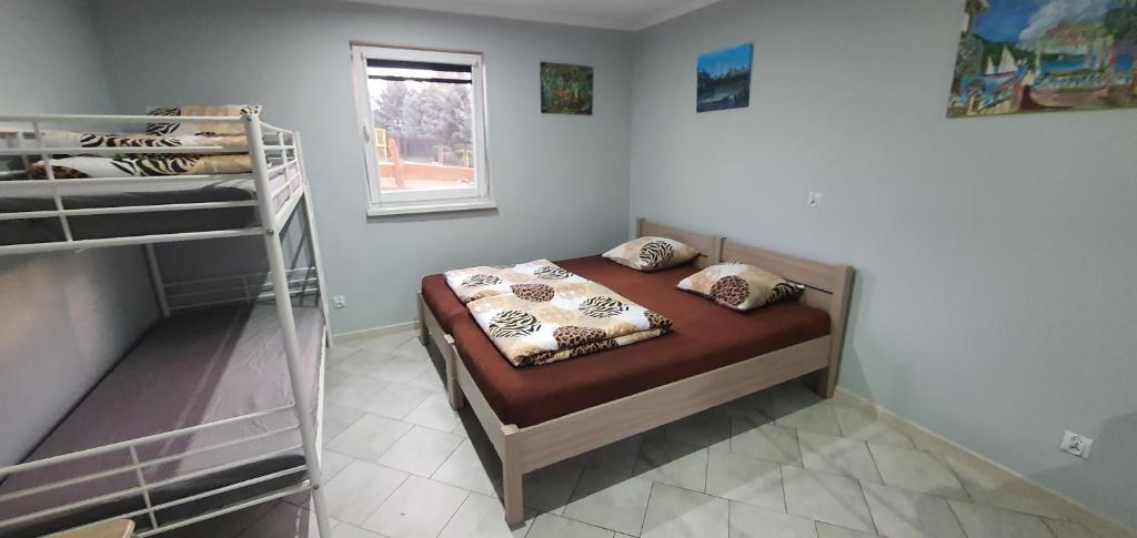 a bedroom with two bunk beds and a window at Agroturystyka Klekusiowo in Bolesławiec