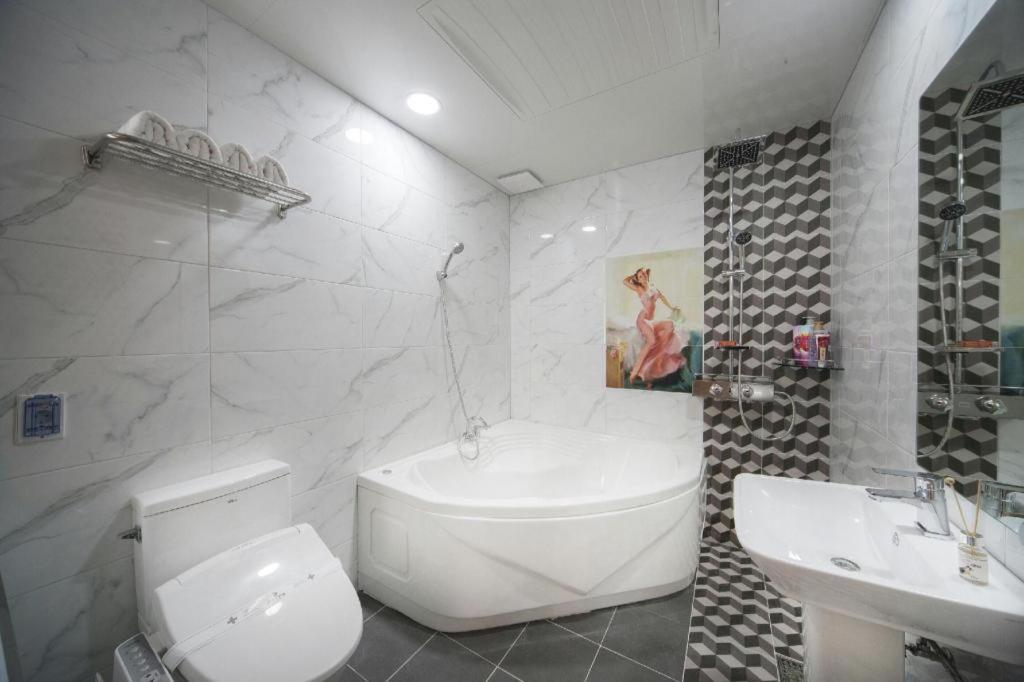 Koupelna v ubytování SH Hotel