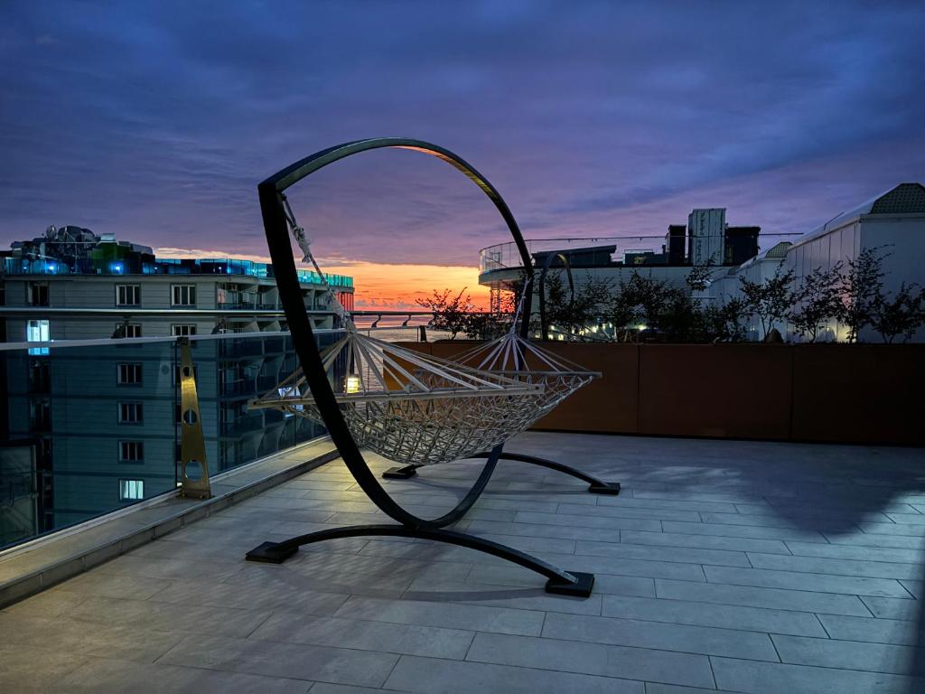 Una cesta de la compra colocada encima de un tejado en Apartments 1 line sea WYN RESIDENS, en Batumi