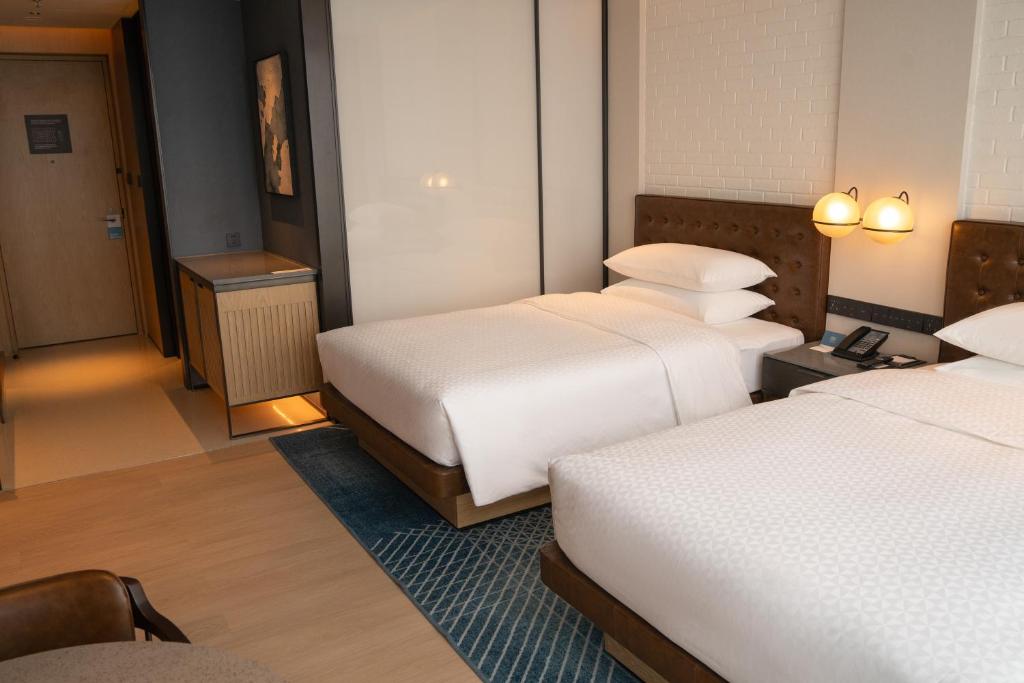 Postel nebo postele na pokoji v ubytování Four Points by Sheraton Rizhao