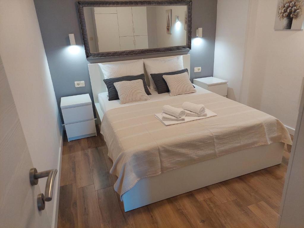 Postel nebo postele na pokoji v ubytování APARTMANI KUJUNDŽIĆ