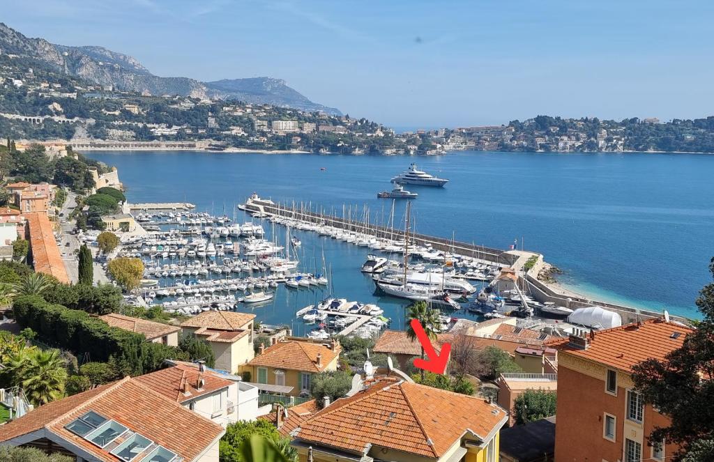 Una vista de un puerto con barcos en el agua. en Villa Mi Rancho Vue mer - Wifi, Parking, Jardin, en Villefranche-sur-Mer