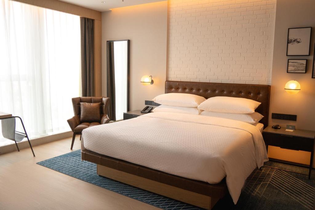 Postel nebo postele na pokoji v ubytování Four Points by Sheraton Rizhao