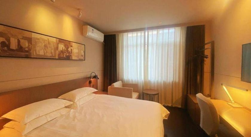 Ένα ή περισσότερα κρεβάτια σε δωμάτιο στο Jinjiang Inn Select Qingdao West Coast Coach Exhibition Center High-Speed Railway Station