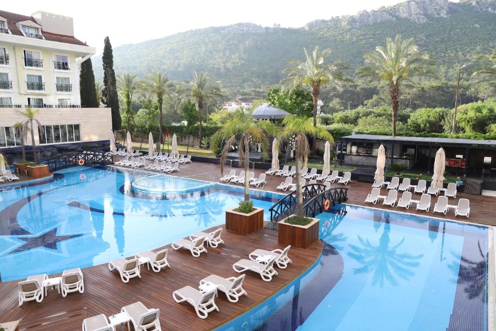 Bazén v ubytování Meder Resort Hotel - Ultra All Inclusive nebo v jeho okolí