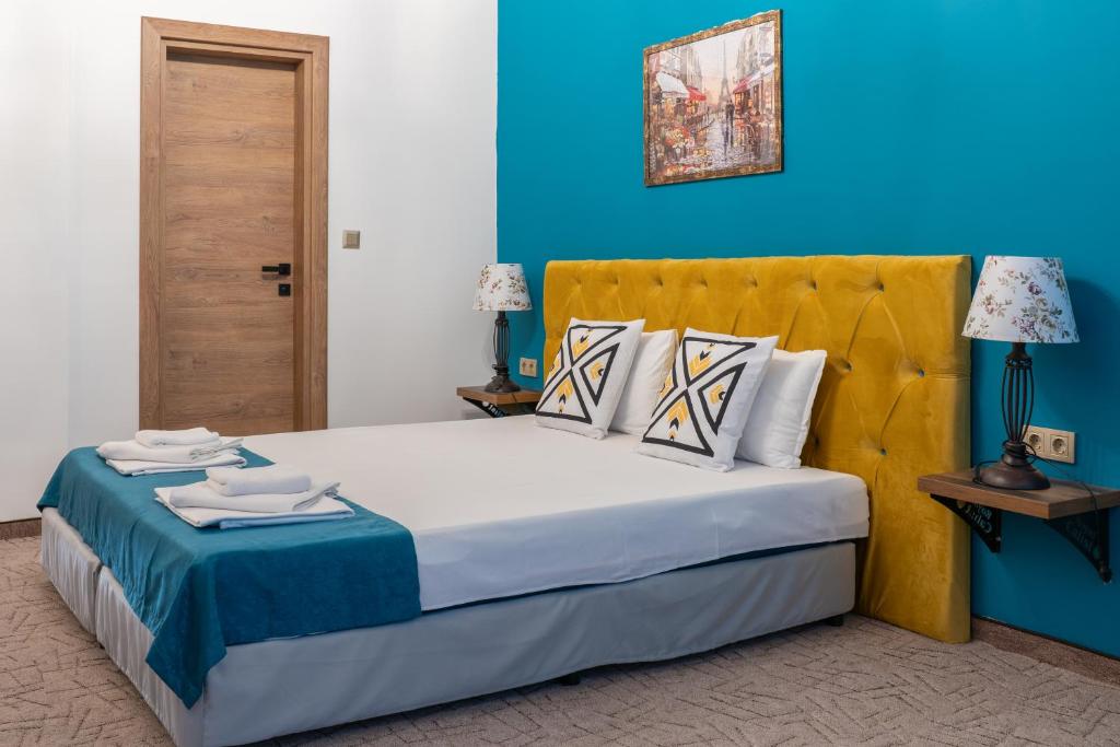 Postel nebo postele na pokoji v ubytování Royal Calisto Hotel