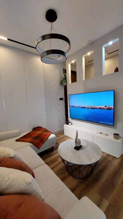 TV a/nebo společenská místnost v ubytování Luxury 1BHK with Balcony - Muscat Hills