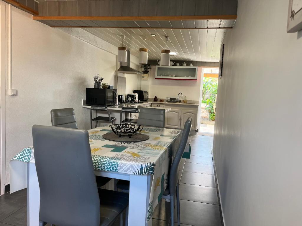Kuchyň nebo kuchyňský kout v ubytování Appartement spacieux
