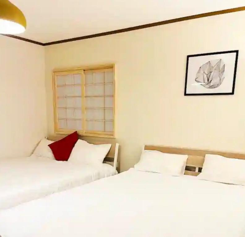 大阪市にあるウイング敷津1階の部屋に並んで置かれた2つのベッド