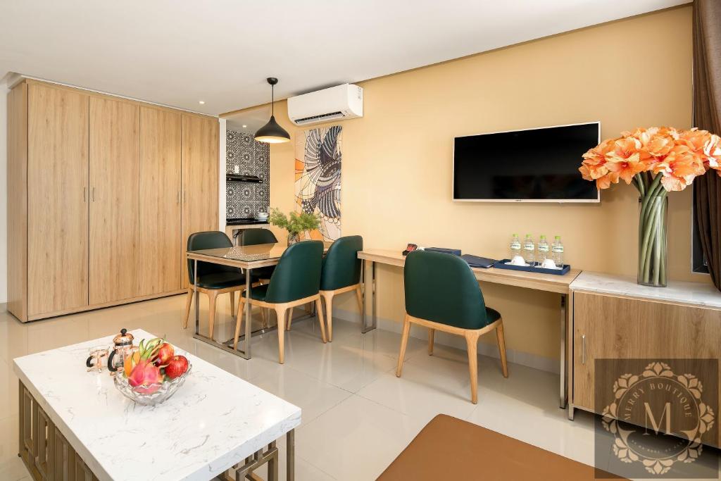 TV a/nebo společenská místnost v ubytování Bella Merry Hotel and Apartment