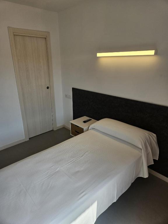 Postel nebo postele na pokoji v ubytování Epsilon Alcañiz Hotel