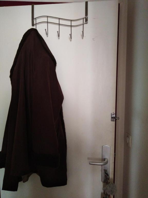 - une serviette suspendue à un portant dans la salle de bains dans l'établissement Charmant studio, à Paris