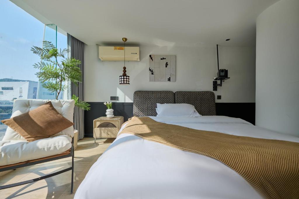 Postel nebo postele na pokoji v ubytování Xiamen Puyiju Movie Theme Hotel