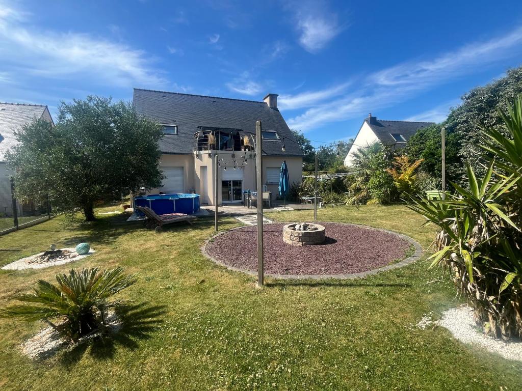 LanguidicにあるMaison de vacances 15 mn de la mer avec piscine hors solの庭遊び場付家