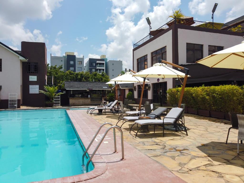Bazén v ubytování 67 Airport Hotel Nairobi nebo v jeho okolí