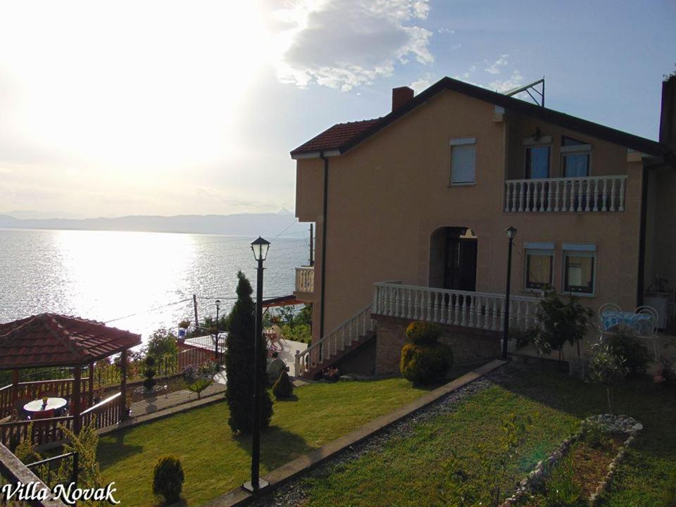 een groot huis met uitzicht op het water bij Villa Novak in Ohrid