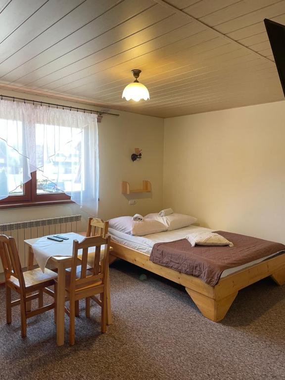 Ένα ή περισσότερα κρεβάτια σε δωμάτιο στο Pokoje gościnne Andrzej Brynkus