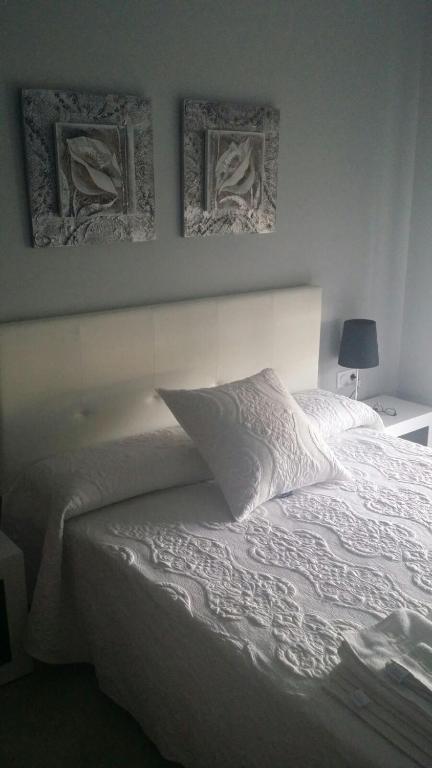 Postel nebo postele na pokoji v ubytování ROMERO APARTMENTS-ARENALES DEL SOL