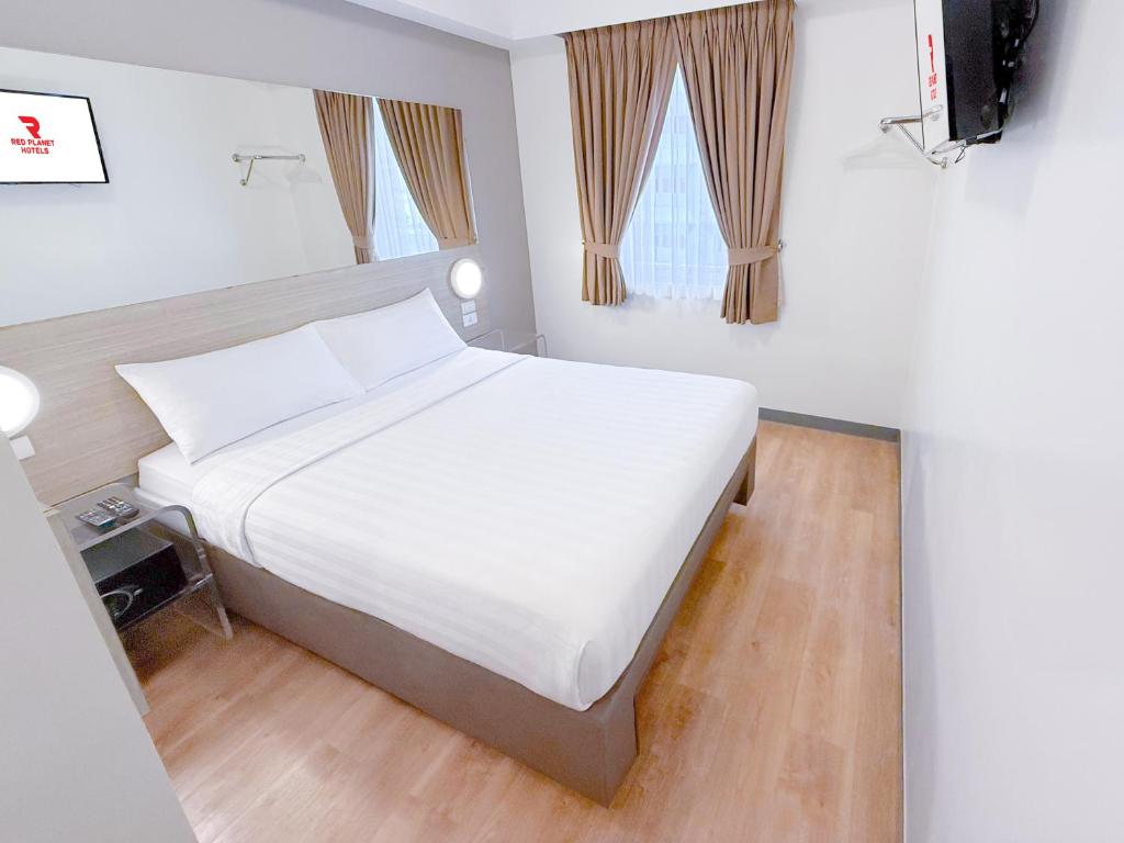 Postel nebo postele na pokoji v ubytování Red Planet Manila Aseana City