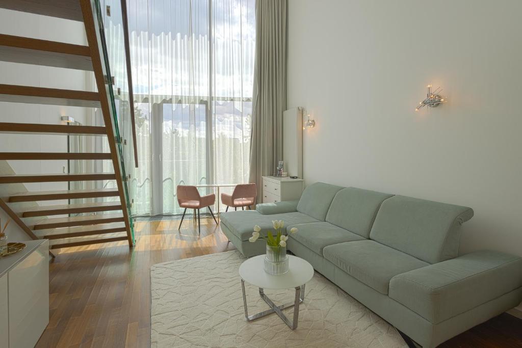 ein Wohnzimmer mit Sofa und Tisch in der Unterkunft Skau 3 Eurovea Danube View Free Parking in Bratislava