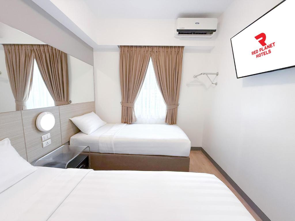 Postel nebo postele na pokoji v ubytování Red Planet Manila Aseana City
