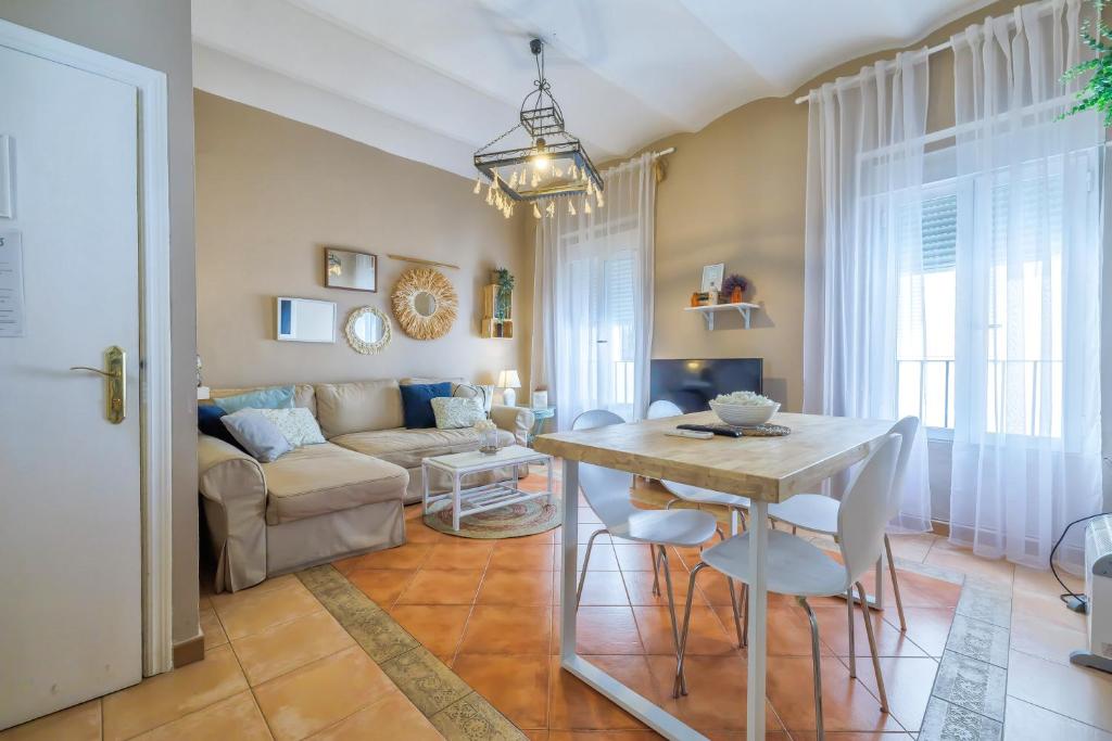 un salon avec une table et un canapé dans l'établissement Aromas de Especieros, à Cordoue