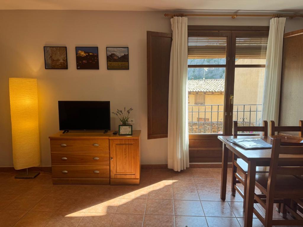 Una televisión o centro de entretenimiento en Apartamentos Casa Aurelia