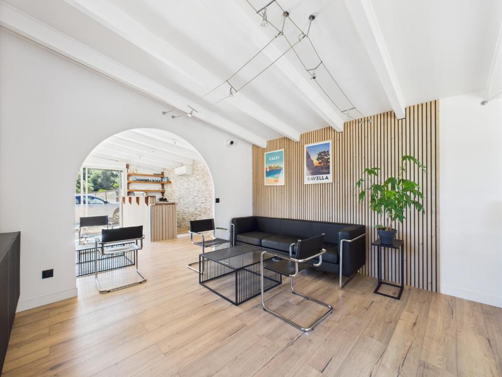 a living room with a black couch and chairs at Résidence Aigue Marine in Coti-Chiavari